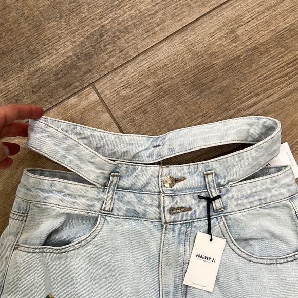 NWT{Forever 21}Sz 25 Cut Out Straight Leg Light Denim Jeans - Picture 8 of 16